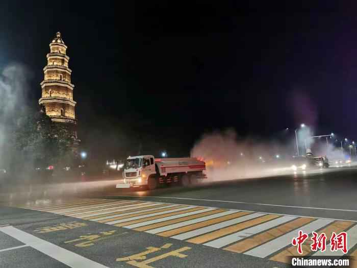 湖北宜昌城区开展全域喷洒消毒 宜昌市城管委 供图 摄  湖北宜昌城区开展全域喷洒消毒 减少病毒蔓延