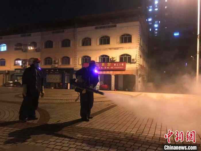 工作人员利用喷雾器等常用器械进行消毒 宜昌市城管委 供图 摄  湖北宜昌城区开展全域喷洒消毒 减少病毒蔓延
