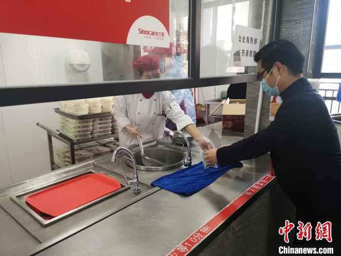 长沙一企业员工领取预防中药汤剂。 刘曼 摄  湖南逾八成县市区为低风险等级 专家提醒防控仍不能放松